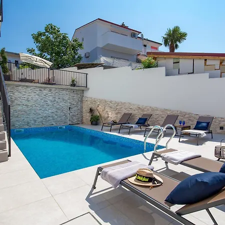 Apartment Frankola With Pool