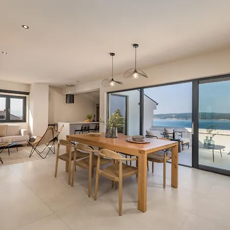 Frankola With Pool Apartament